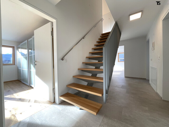 Rankweil: Wohnen mit Weitblick: Stilvolle 4,5-Zimmer-Maisonette mit XXL-Terrasse, Pergola & Zukunftsoption Büro/Praxis, 1 Garage, 1 Carport-Stellplatz