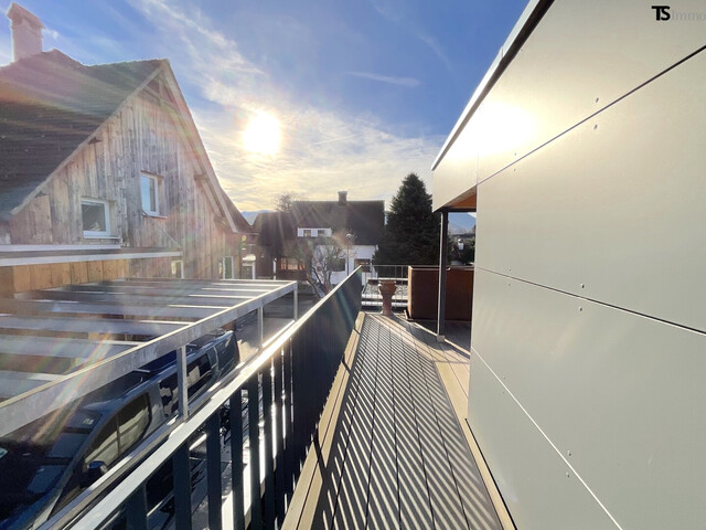 Rankweil: Wohnen mit Weitblick: Stilvolle 4,5-Zimmer-Maisonette mit XXL-Terrasse, Pergola & Zukunftsoption Büro/Praxis, 1 Garage, 1 Carport-Stellplatz