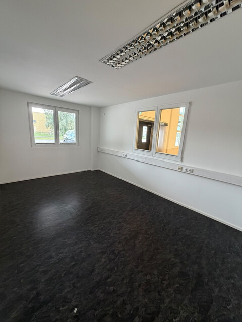 Lagerhalle mit integrierten Büroflächen / Meiningen nähe Schweizer Grenze