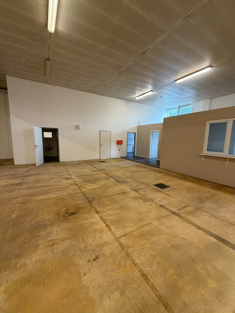 Lagerhalle mit integrierten Büroflächen / Meiningen nähe Schweizer Grenze