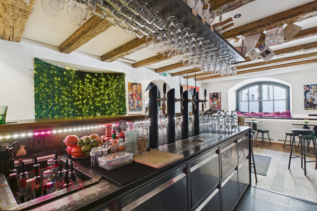 Ihr neuer Standort im Herzen der Stadt – stilvolle Barfläche mit Flair