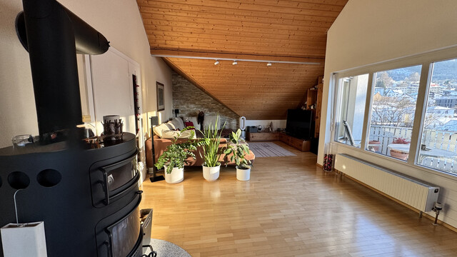 Große  helle 4 Zimmer Dachgeschosswohnung mit Aussicht, 2  Balkonen, Carport und viel Stauraum 
