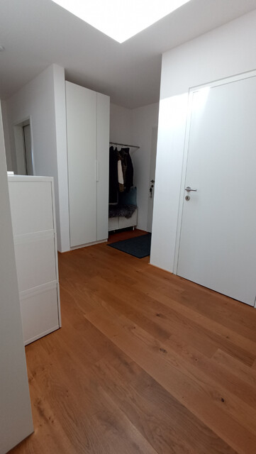Moderne Dachgeschoss-Wohnung mit großzügiger Sonnen-Terrasse und Tiefgaragenplatz - PROVISIONSFREI