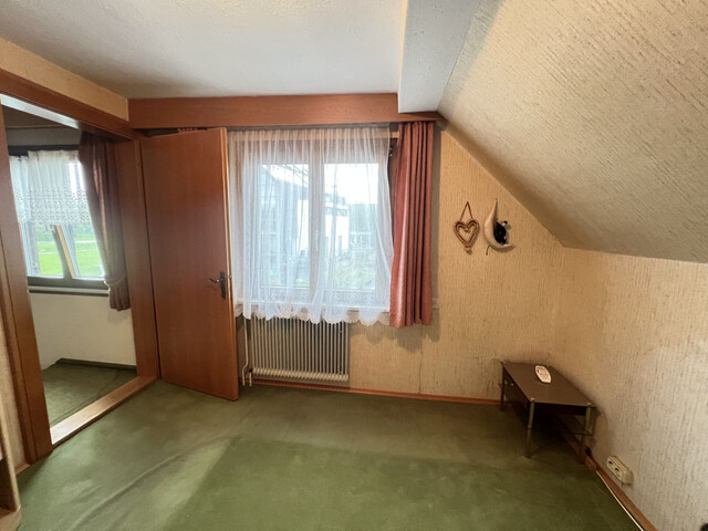 ÄLTERES EINFAMILIENHAUS IN RUHIGER LAGE!