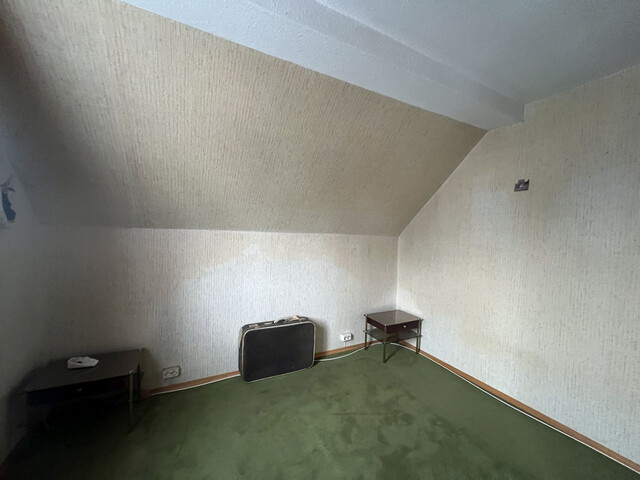 ÄLTERES EINFAMILIENHAUS IN RUHIGER LAGE!