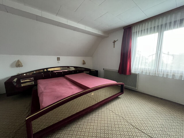 ÄLTERES EINFAMILIENHAUS IN RUHIGER LAGE!