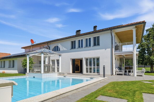 Arbeiten mit Stil. Wohnen mit Niveau. Exklusive Villa mit Praxis- oder Büro in Lauterach