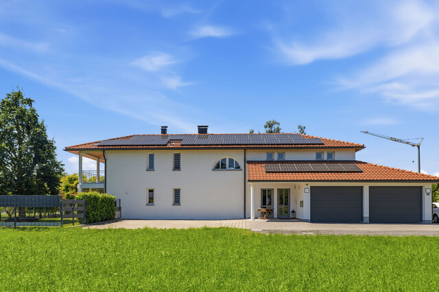 Arbeiten mit Stil. Wohnen mit Niveau. Exklusive Villa mit Praxis- oder Büro in Lauterach