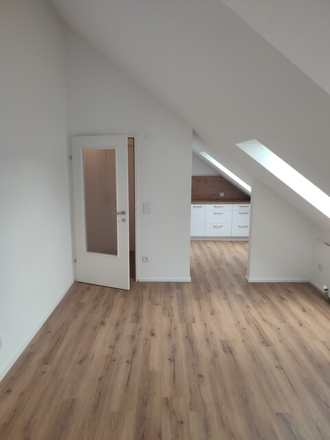 Frisch renovierte Wohnung im Dachgeschoss für 1-Personen-Haushalt