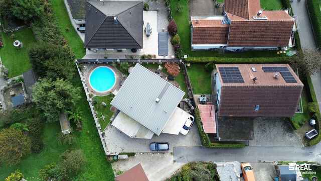 Schönes Einfamilienhaus mit Pool in ruhiger Lage