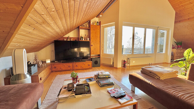 Große  helle 4 Zimmer Dachgeschosswohnung mit Aussicht, 2  Balkonen, Carport und viel Stauraum 