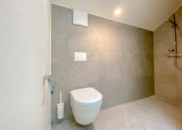 Moderne Dachgeschosswohnung mit Terrasse & Garage in Neubau!