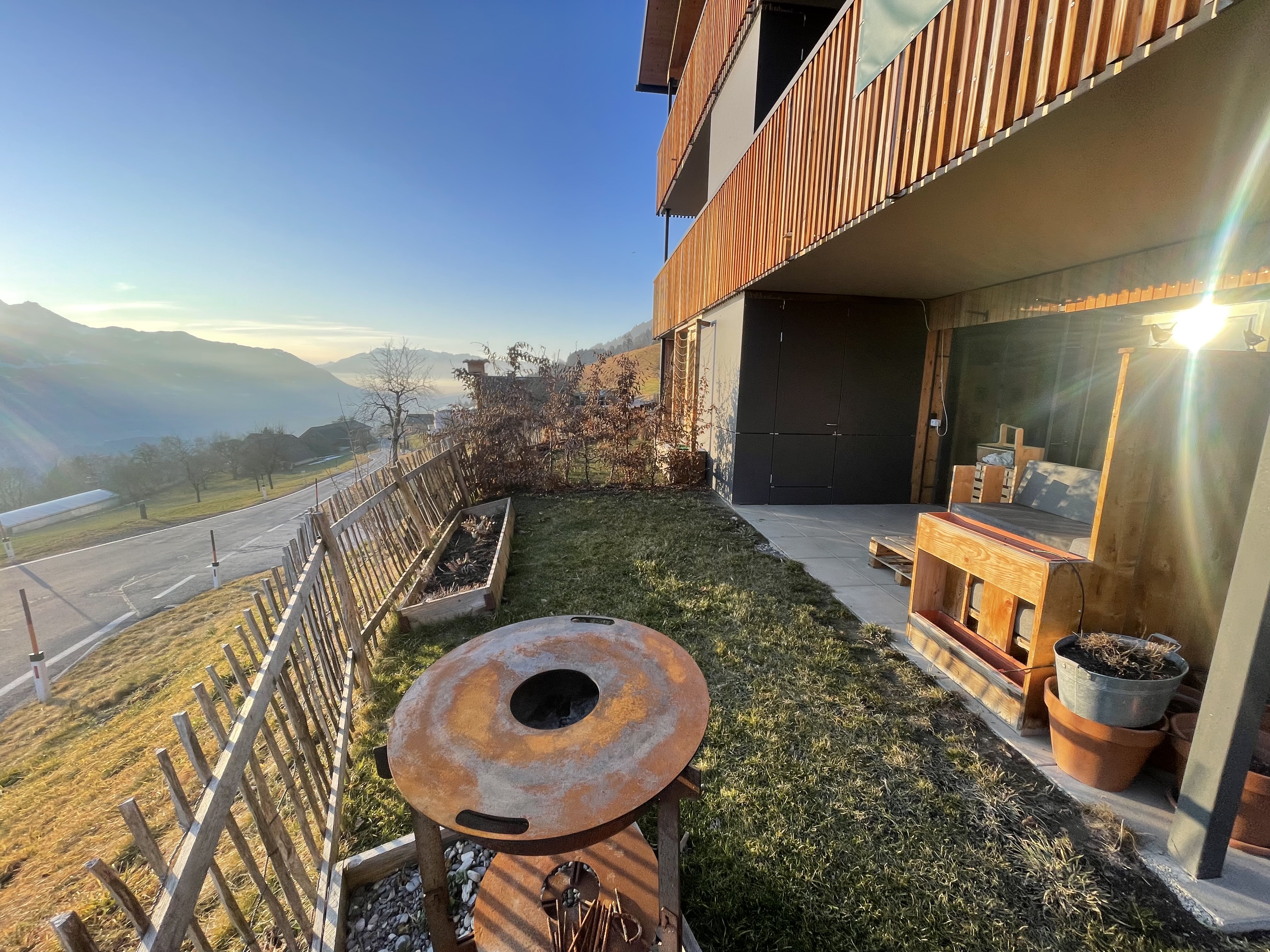 Wohnen mit Aussicht: 2-Zi. Whg. mit Garten, Stellplatz und Einbauküche