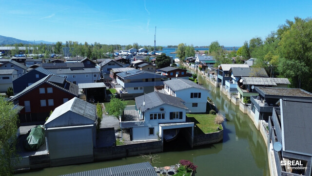 Ferienhaus mit Bootsgarage inklusive Motorboot