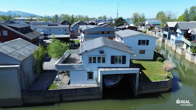 Ferienhaus mit Bootsgarage inklusive Motorboot