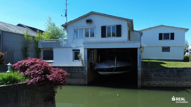 Ferienhaus mit Bootsgarage inklusive Motorboot