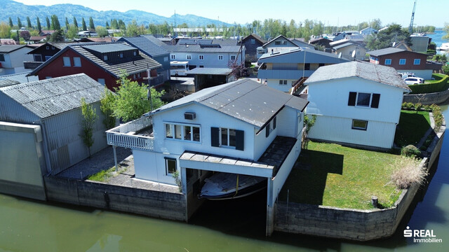 Ferienhaus mit Bootsgarage inklusive Motorboot