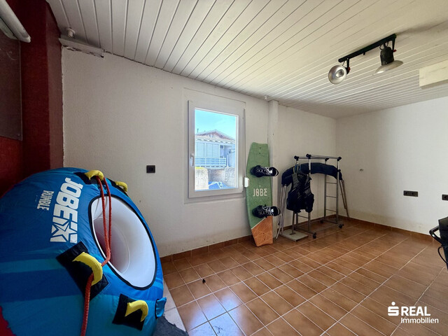 Ferienhaus mit Bootsgarage inklusive Motorboot