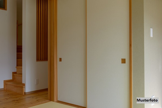 Einfamilienhaus mit Ausbau-Potenzial, Terrasse und Garage