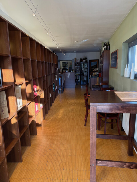 Schönes Geschäftslokal mit Parkplatz in zentraler Lage zu vermieten