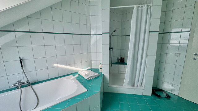 Große  helle 4 Zimmer Dachgeschosswohnung mit Aussicht, 2  Balkonen, Carport und viel Stauraum 