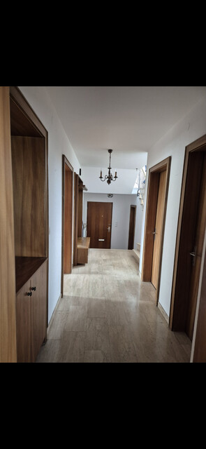 Geräumiges Haus mit Garage, Balkon, Terrasse, Garten, Abstellraum, Keller und Dachboden