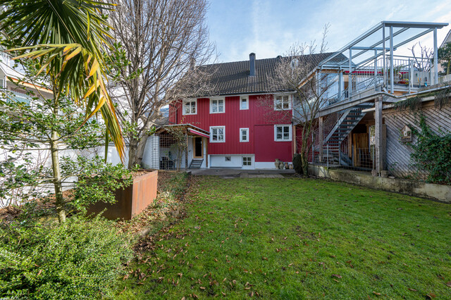 Haus mit weitläufigem Garten und Geschäftslokal