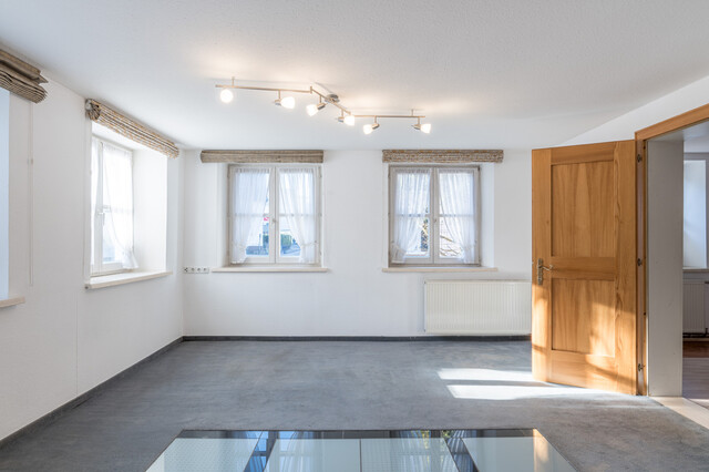 Haus mit weitläufigem Garten und Geschäftslokal