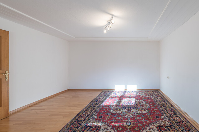 Haus mit weitläufigem Garten und Geschäftslokal