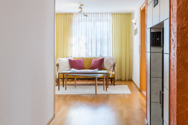 Haus mit weitläufigem Garten und Geschäftslokal