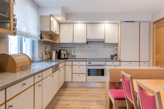 Haus mit weitläufigem Garten und Geschäftslokal