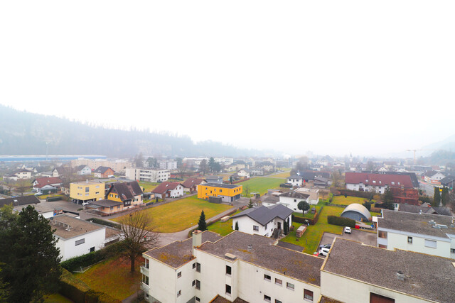 Zu vermieten: großzügige 4-Zimmer-Wohnung (ca. 97 m²) inkl. TG-Platz und fabelhaften Aussichten!