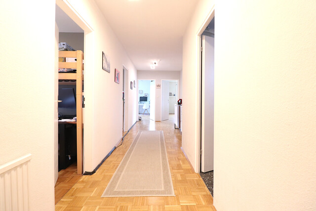 Zu vermieten: großzügige 4-Zimmer-Wohnung (ca. 97 m²) inkl. TG-Platz und fabelhaften Aussichten!