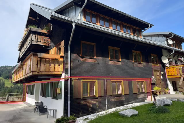 Charmante 3-Zimmer-Altbauwohnung mit Terrasse, Keller und Garage in Riezlern