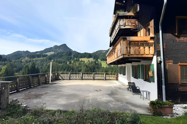 Charmante 3-Zimmer-Altbauwohnung mit Terrasse, Keller und Garage in Riezlern