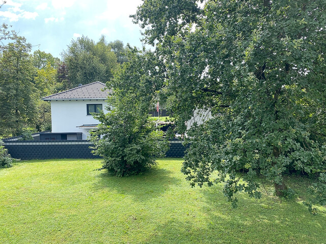 Großzügige 4-Zimmer-Wohnung mit Garten und Hauscharakter