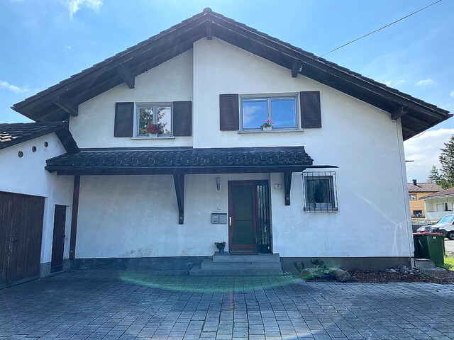 Großzügige 4-Zimmer-Wohnung mit Garten und Hauscharakter
