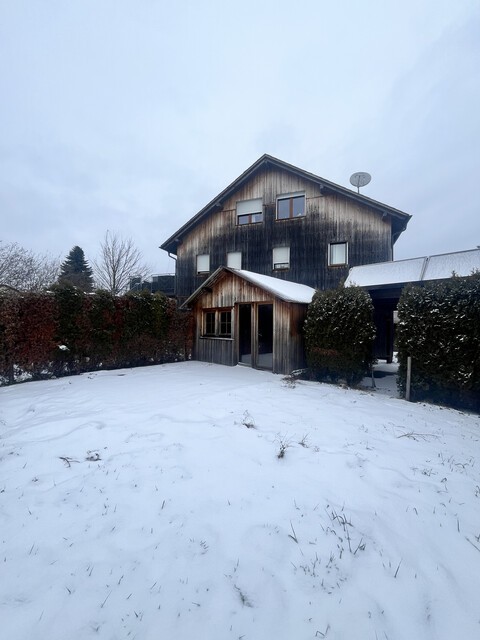 Renovierte 3,5 Zimmer-Wohnung mit großem Privatgarten, Gartenhaus, Carport und Keller in Höchst