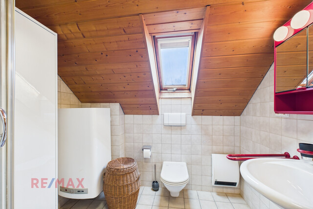 Zweistöckige Dachgeschosswohnung mit 5 Zimmern