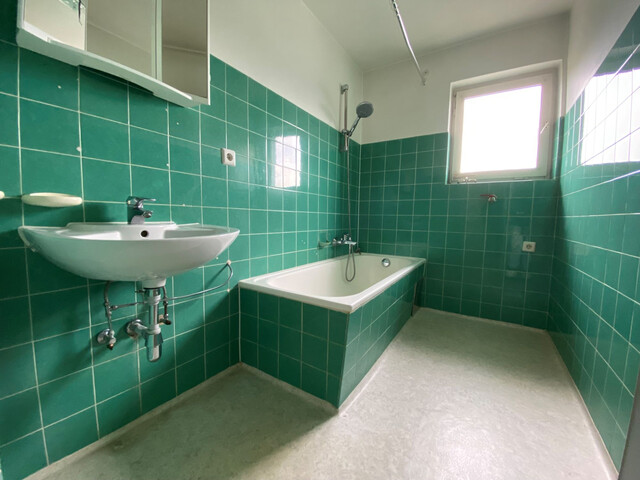 "ohne Provision" helle, geräumige 3 Zimmer Wohnung mit Balkon u Garten