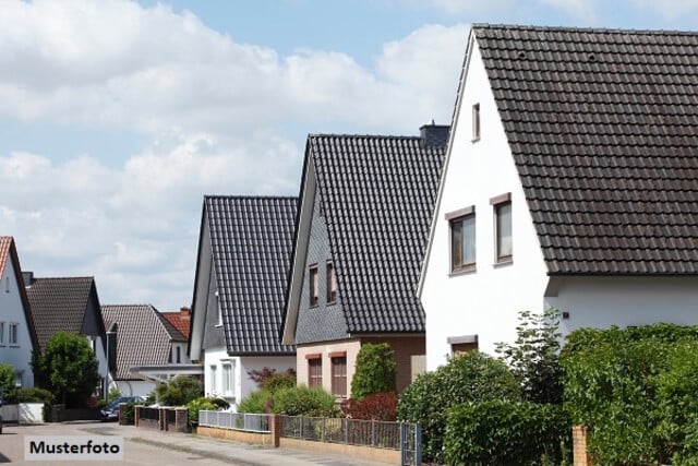 Einfamilienhaus mit Keller, Carport und vielseitigen Nebenflächen