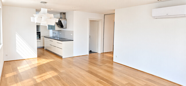Provisionsfreie helle Dachgeschosswohnung mit Garage und Terrasse in Seenähe