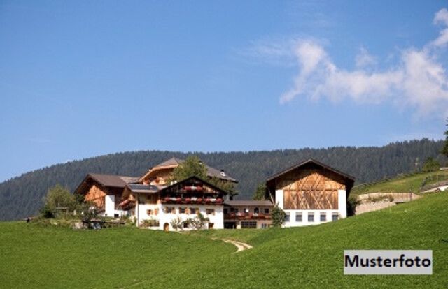 Charakteristische Hofstelle mit Zubauten und Almwirtschaftsgebäuden