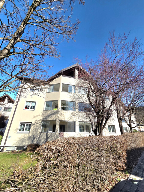 Sonnige und geräumige 3,5 Zimmer-Wohnung mit Parkplatz