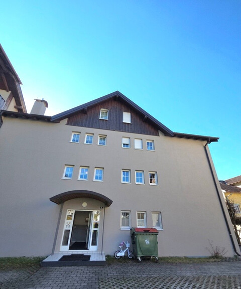 Sonnige und geräumige 3,5 Zimmer-Wohnung mit Parkplatz