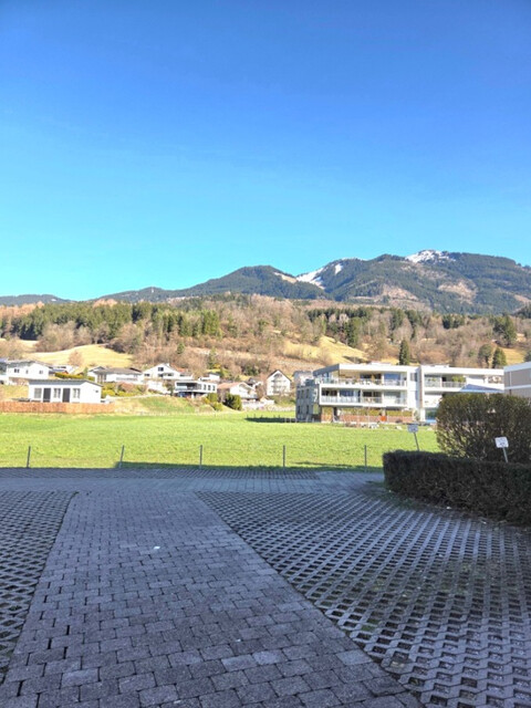 Sonnige und geräumige 3,5 Zimmer-Wohnung mit Parkplatz