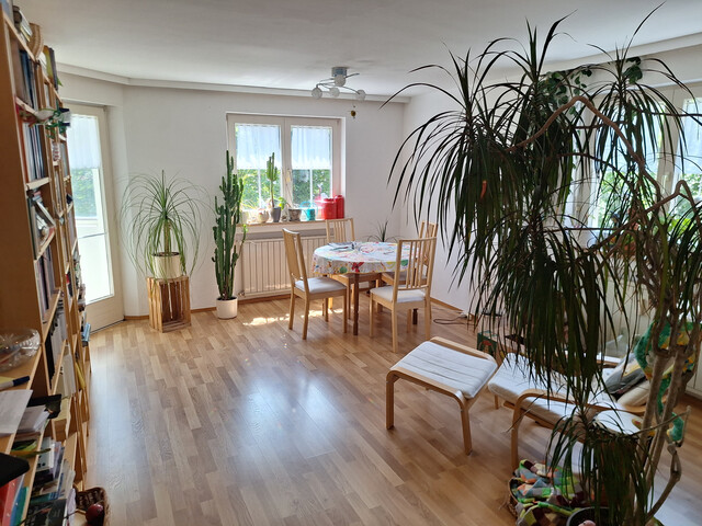 Sonnige und geräumige 3,5 Zimmer-Wohnung mit Parkplatz