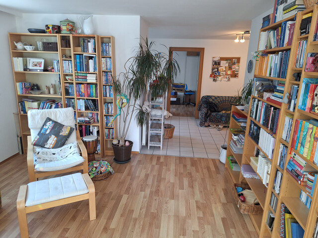 Sonnige und geräumige 3,5 Zimmer-Wohnung mit Parkplatz