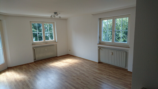 Sonnige und geräumige 3,5 Zimmer-Wohnung mit Parkplatz
