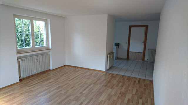 Sonnige und geräumige 3,5 Zimmer-Wohnung mit Parkplatz